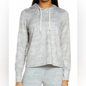 Vuori WOMEN'S HALO ESSENTIAL
HOODIE in Pale Camo sz S (has flaw see all photos)